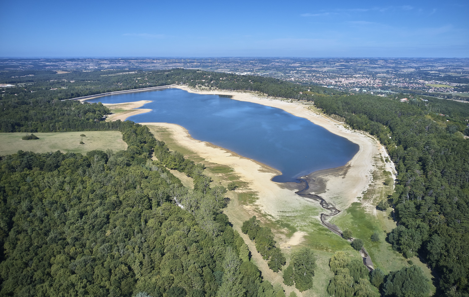 Le barrage de Saint Ferréol, construit entre 1667 et 1680 par Pierre-Paul Riquet, est l'élément majeure du système d'alimentation du canal du Mdi qui relie Toulouse à la Méditerranée.