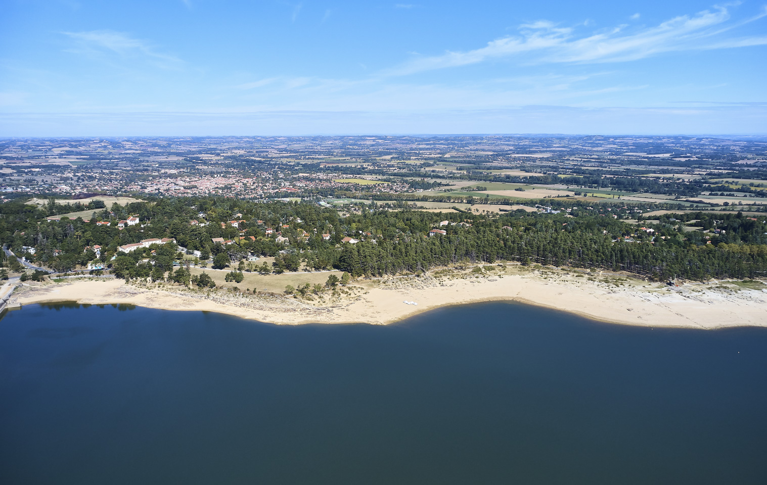 La retenue d’eau permet le stockage de 6,2 millions de m3 sur une surface de 67 ha.