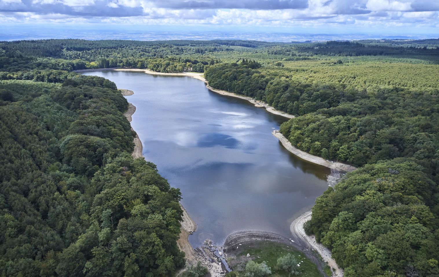 Construit entre 1778 et 1782, le bassin est alimenté principalement par le cours d’eau du Lampy . Sa capacité maximale est de 1,7 millions m³ sur 23,9 ha.