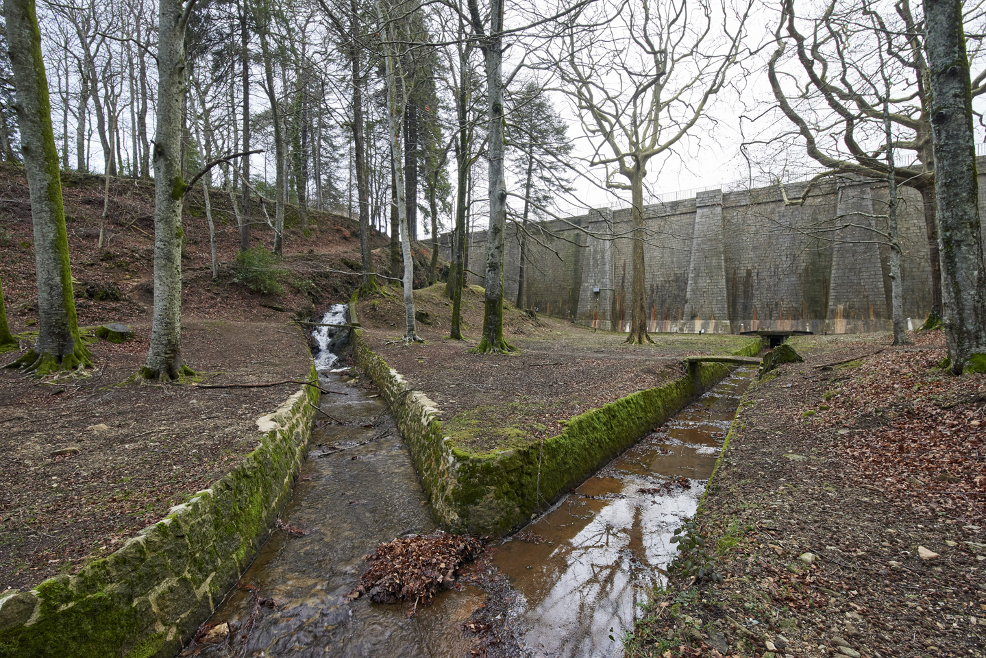 La rigole des Italiens permet de transférer les eaux du barrage vers la rigole de la Montagne.