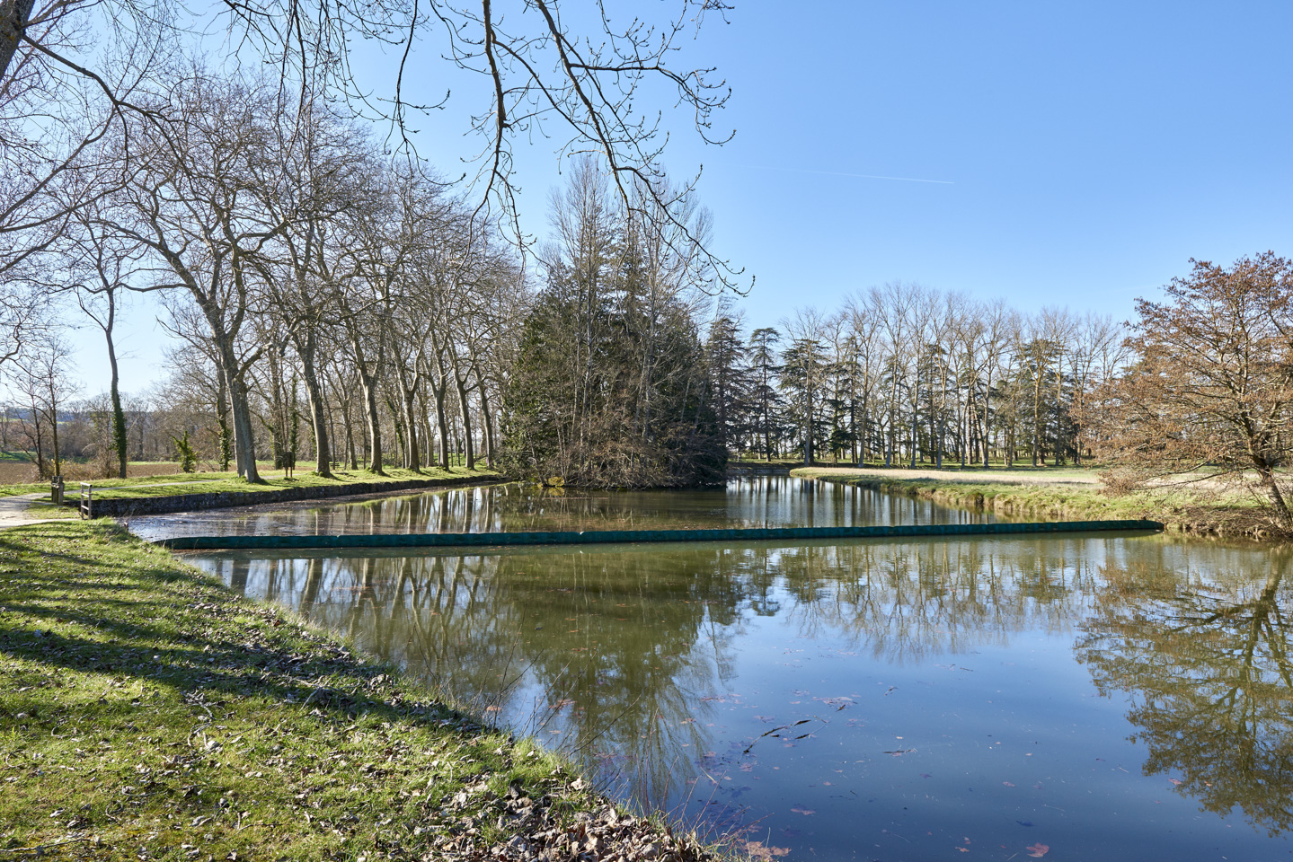 Au XVIIe siècle, cet espace de huit hectares était un vaste plan d’eau octogonal destiné à recevoir les eaux de la rigole de la plaine pour la décantation des alluvions transportés par les eaux en provenance des la Montagne Noire.