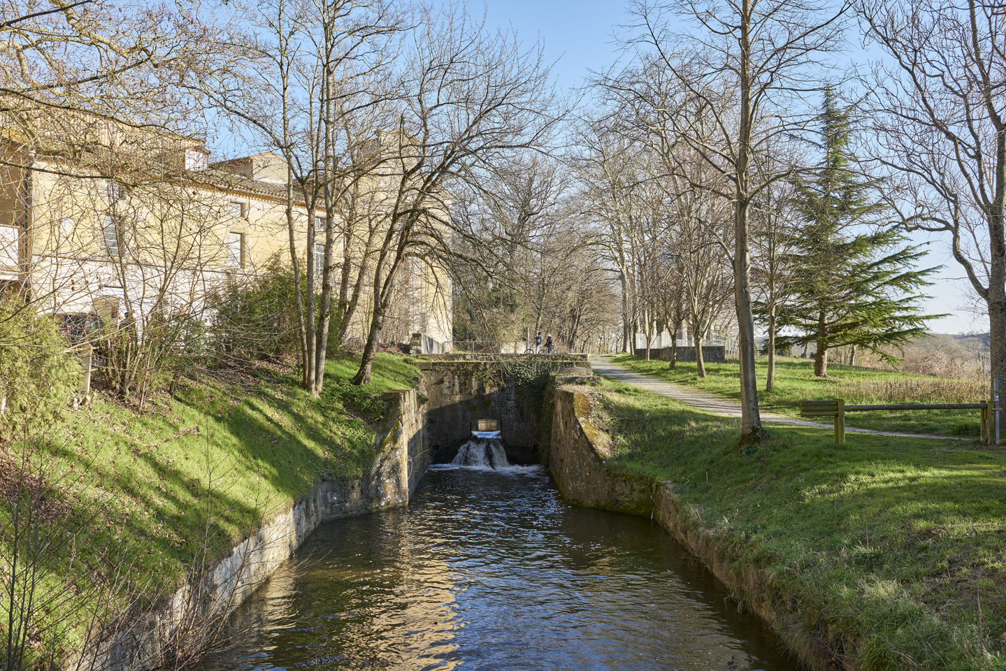 Le seuil de Naurouze symbolise le bief le partage des eaux entre le versant atlantique et le versant méditerranéen, il s'agit du point culminant du canal du Midi à 189 m.