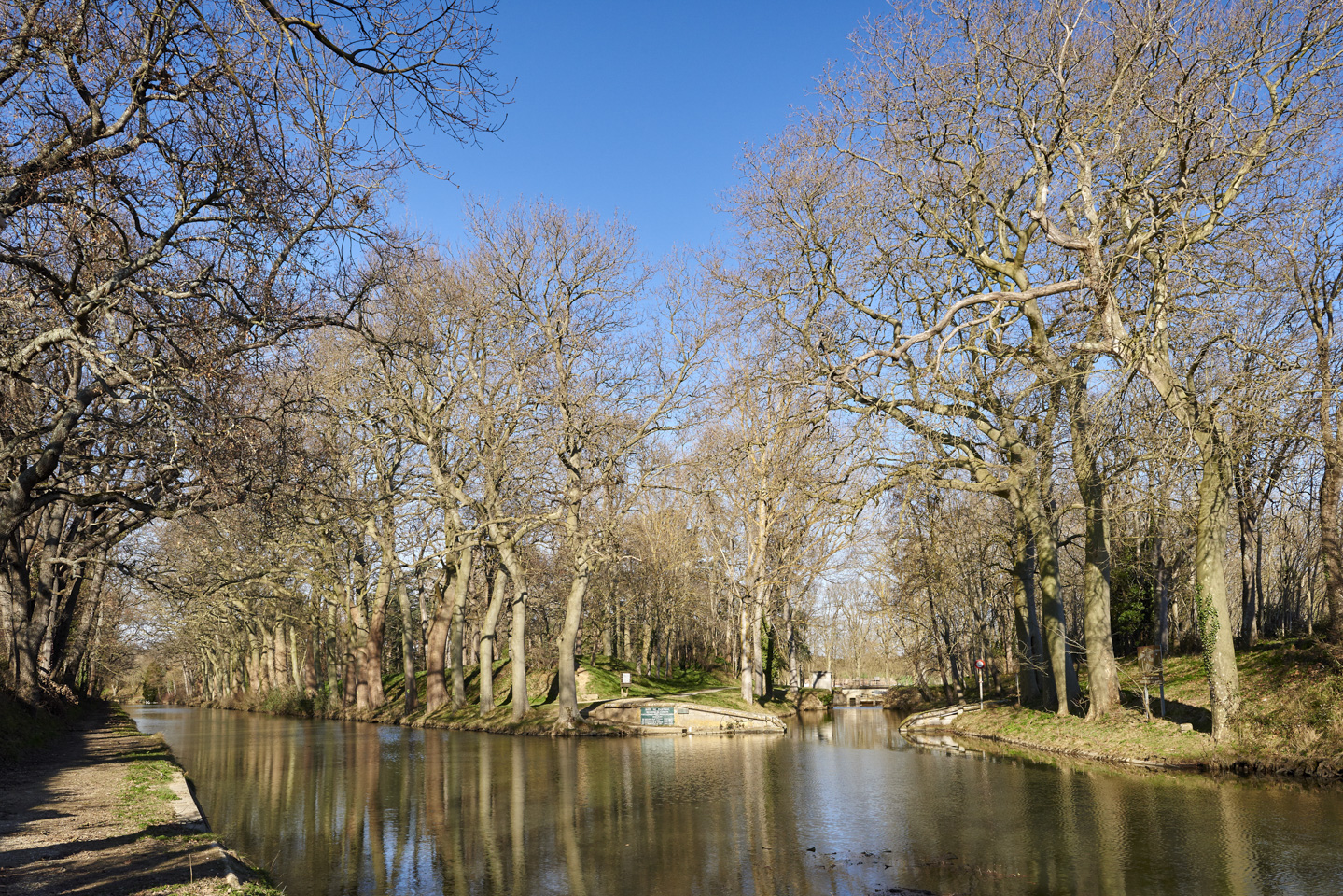 Le bief de partage du canal du Midi. C'est ici que se jette l'eau de la Montagne Noire pour aller soit en méditerranée , soit dans l'Atlantique.