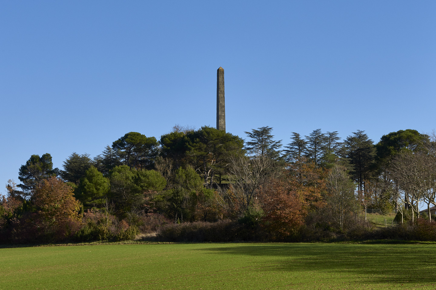 Le Seuil de Naurouze est le point d'arrivé de l'eau de la montagne.  L'obélisque, édifiée en 1825, en l'honneur de Riquet symbolise le point le plus élevé du canal du Midi, qui permet de relier la Méditerranée à l’Atlantique.