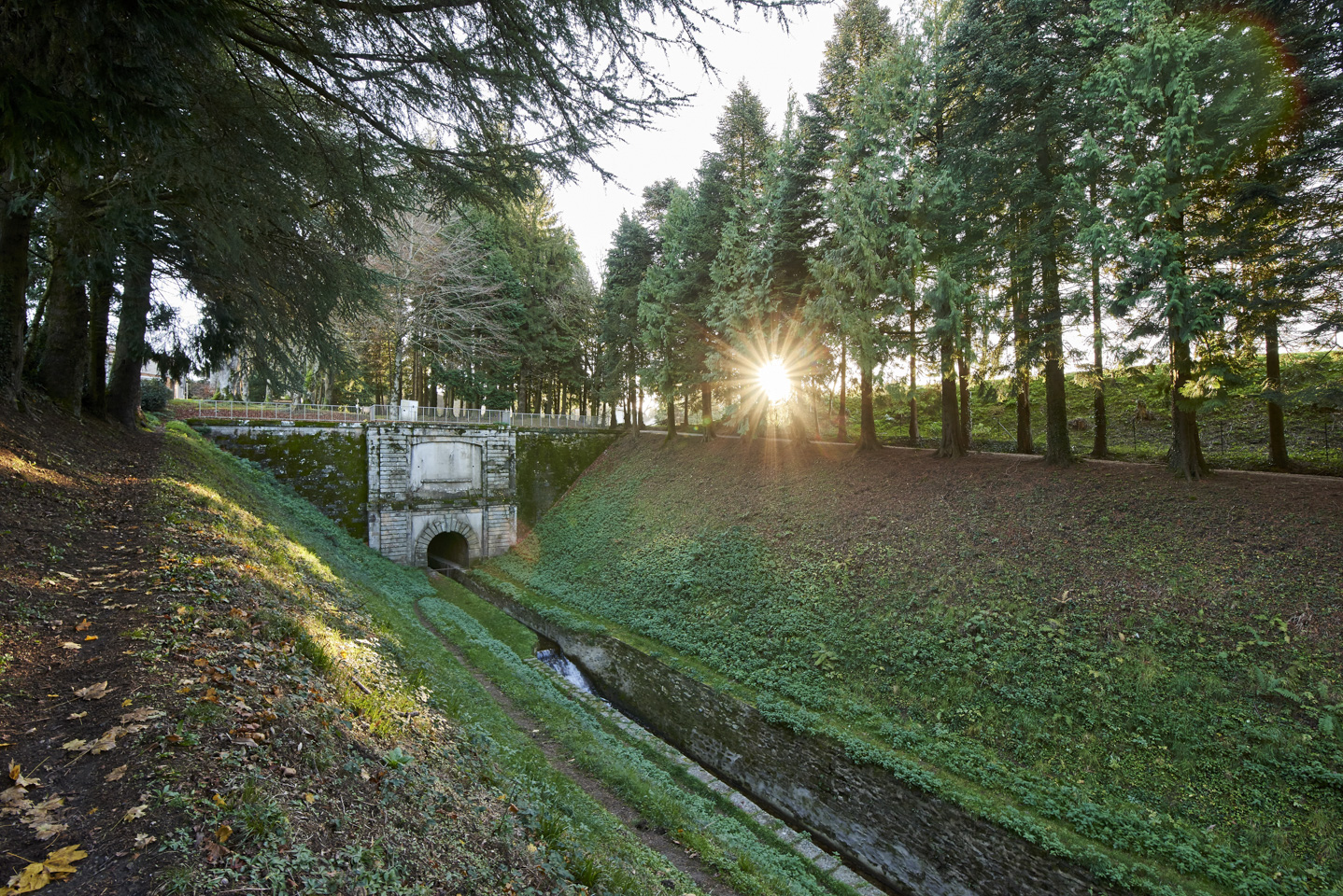 La percée des Cammazes ou voûte Vauban permet le passage des eaux de la rigole de la montagne de la vallée du Sor vers la vallée du Laudot,