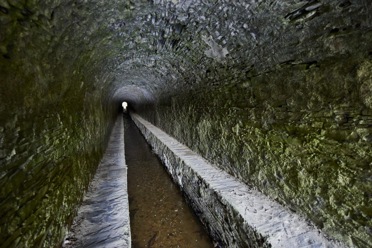 Ce tunnel voûté long de 122 mètres et sur 3 de large est construit en 1688 pour permettre aux eaux de la rigole de la montagne de rejoindre le réservoir de Saint-Ferréol. 