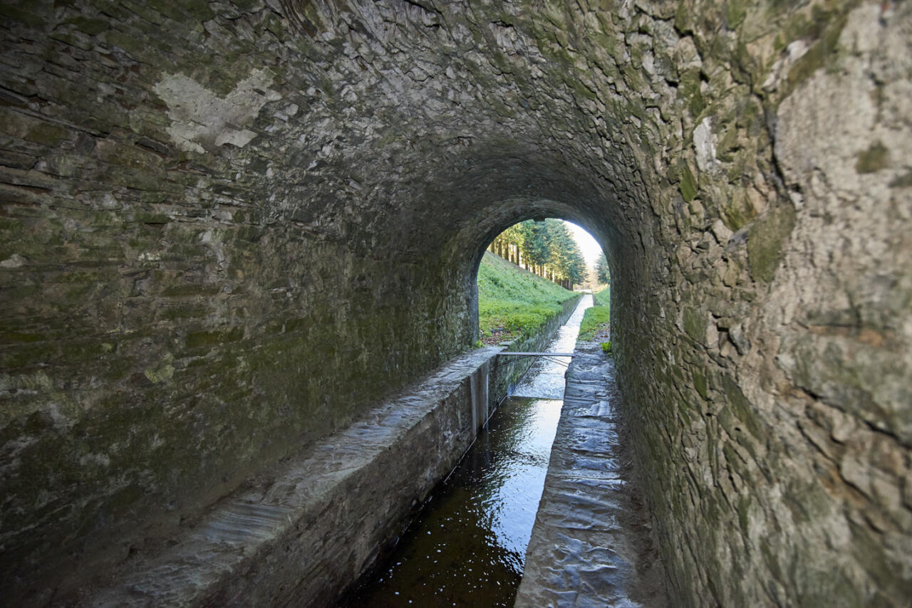 Les eaux passent du versant méditerranéen au versant océanique.