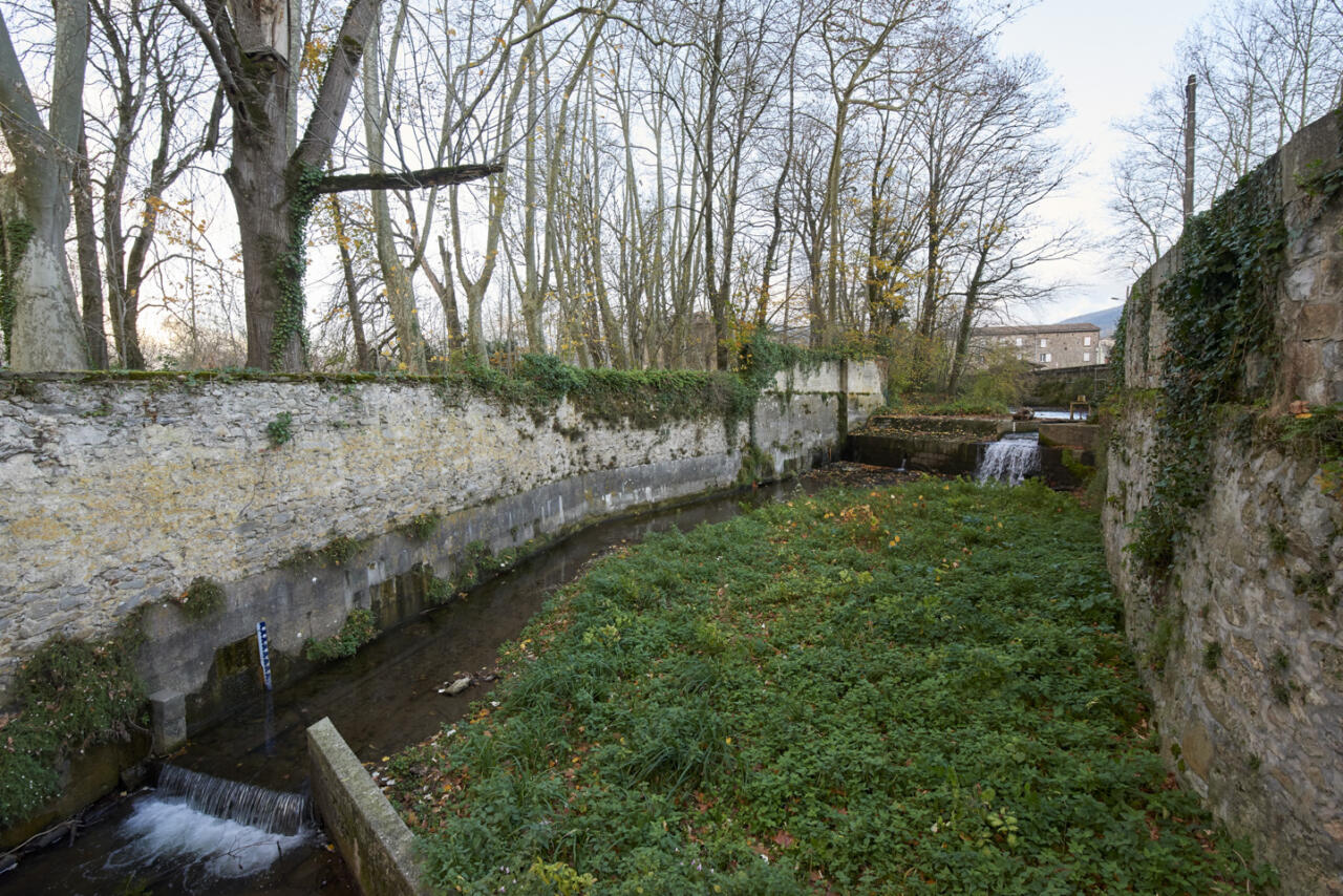 La prise d'eau s'effectue sur le Sor à partir d'un seuil fixe avec un dispositif de double vanne automatisée.