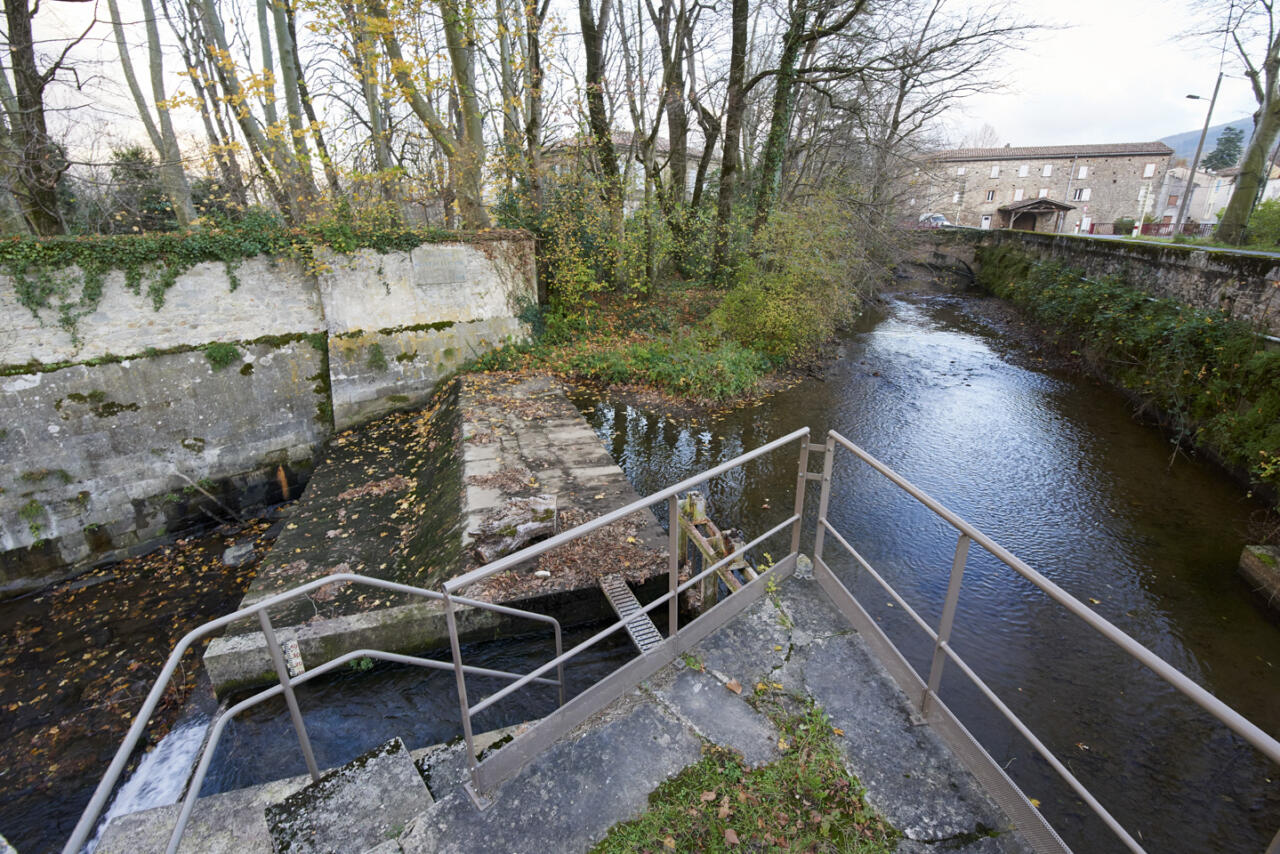 Ce dispositif régule les niveaux entre la rigole de la plaine et le cours d'eau.